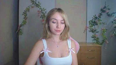 LuciaAdorable live cam on Cam4