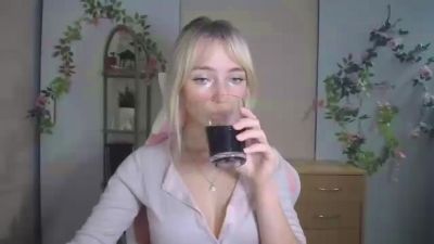 LuciaAdorable live cam on Cam4