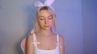 LuciaAdorable live cam on Cam4