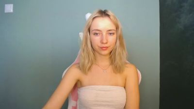 LuciaAdorable live cam on Cam4