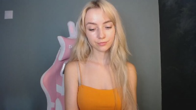 LuciaAdorable live cam on Cam4