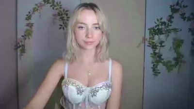 LuciaAdorable live cam on Cam4