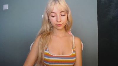 LuciaAdorable live cam on Cam4