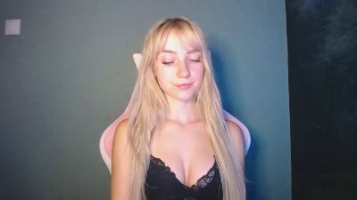 LuciaAdorable live cam on Cam4