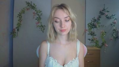 LuciaAdorable live cam on Cam4