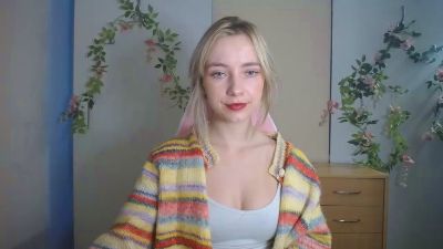 LuciaAdorable live cam on Cam4