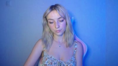 LuciaAdorable live cam on Cam4
