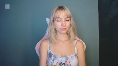 LuciaAdorable live cam on Cam4