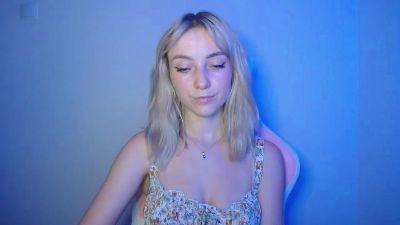 LuciaAdorable live cam on Cam4