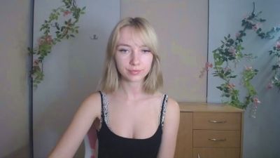 LuciaAdorable live cam on Cam4