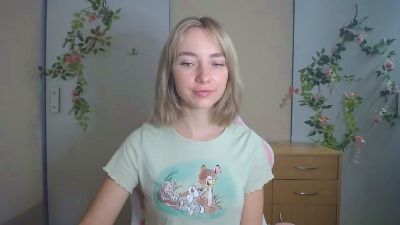LuciaAdorable live cam on Cam4