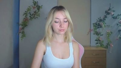 LuciaAdorable live cam on Cam4