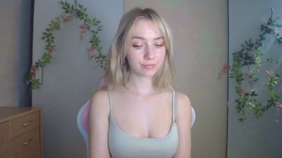 LuciaAdorable live cam on Cam4