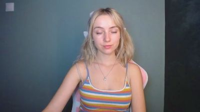 LuciaAdorable live cam on Cam4