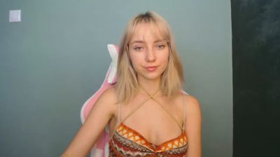 LuciaAdorable live cam on Cam4