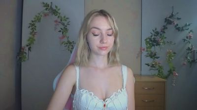 LuciaAdorable live cam on Cam4
