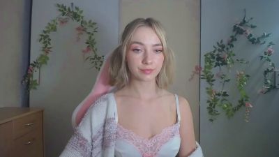 LuciaAdorable live cam on Cam4