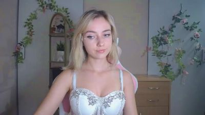 LuciaAdorable live cam on Cam4