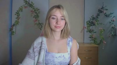 LuciaAdorable live cam on Cam4