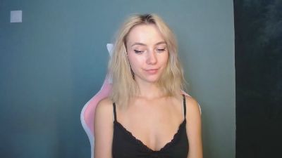 LuciaAdorable live cam on Cam4