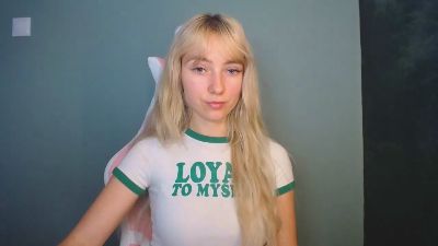 LuciaAdorable live cam on Cam4