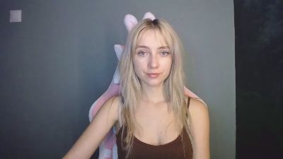 LuciaAdorable live cam on Cam4