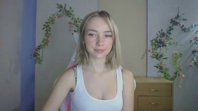 LuciaAdorable live cam on Cam4