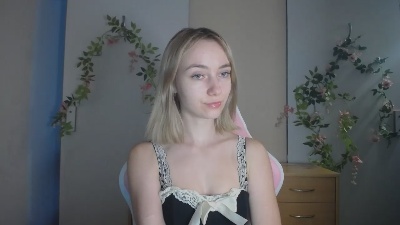 LuciaAdorable live cam on Cam4