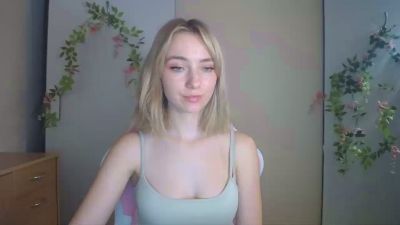 LuciaAdorable live cam on Cam4