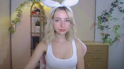 LuciaAdorable live cam on Cam4