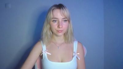 LuciaAdorable live cam on Cam4