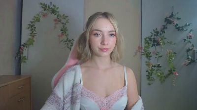 LuciaAdorable live cam on Cam4