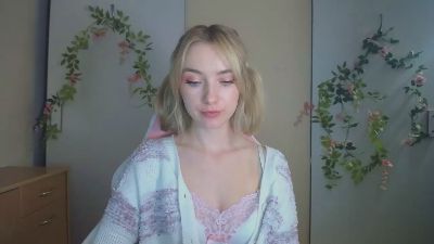 LuciaAdorable live cam on Cam4