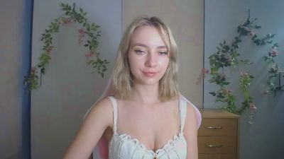 LuciaAdorable live cam on Cam4
