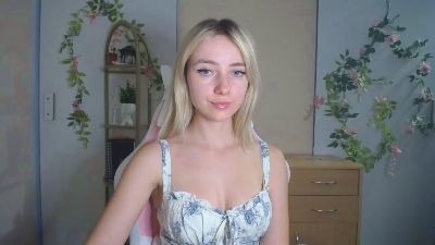 LuciaAdorable live cam on Cam4