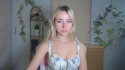 LuciaAdorable live cam on Cam4