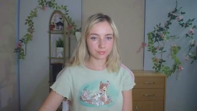 LuciaAdorable live cam on Cam4
