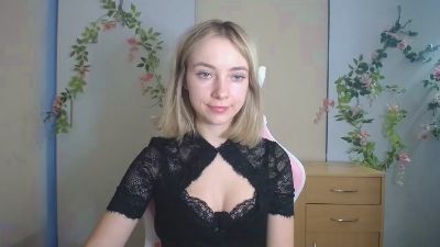LuciaAdorable live cam on Cam4