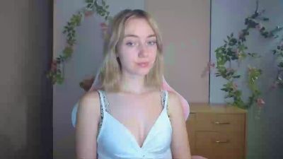 LuciaAdorable live cam on Cam4