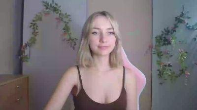 LuciaAdorable live cam on Cam4