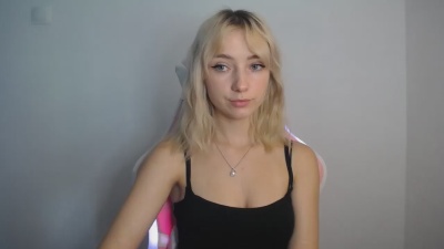 LuciaAdorable live cam on Cam4