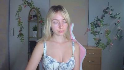 LuciaAdorable live cam on Cam4