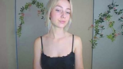 LuciaAdorable live cam on Cam4