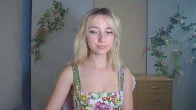 LuciaAdorable live cam on Cam4