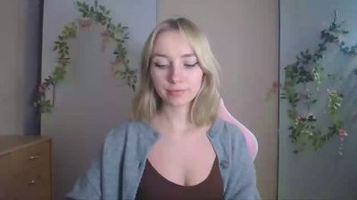 LuciaAdorable live cam on Cam4