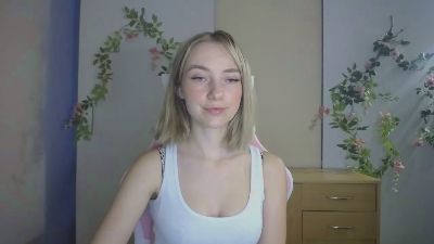 LuciaAdorable live cam on Cam4