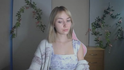 LuciaAdorable live cam on Cam4