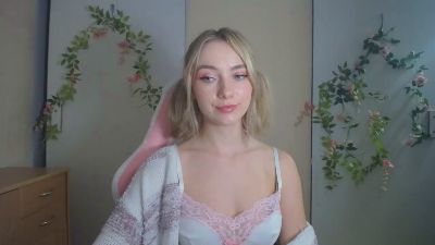 LuciaAdorable live cam on Cam4