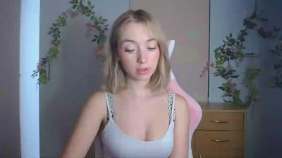 LuciaAdorable live cam on Cam4