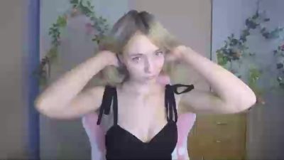 LuciaAdorable live cam on Cam4